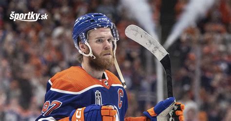 Ilustrácia hráča hokeja s fľašou alkoholu