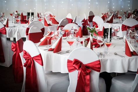 Svadobná hostina s alkoholom na stoloch