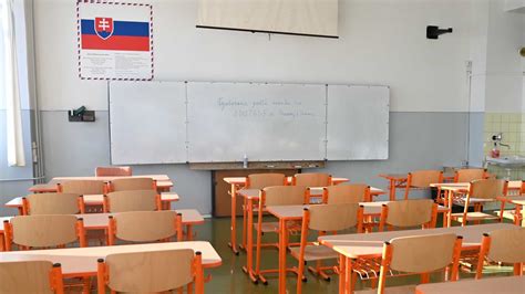 Školská trieda s prázdnymi lavicami