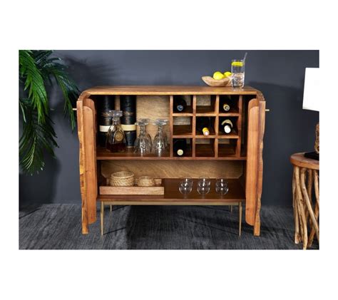 Detail masívnej drevenej barovej skrinky s kovovými prvkami