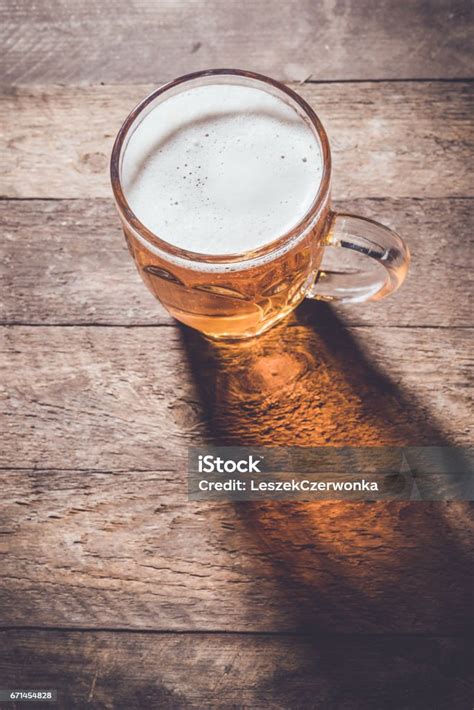 Pohár piva na stole