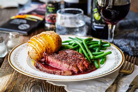 Hovädzí steak s pohárom červeného vína
