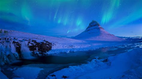 Aurora Borealis nad zasneženou krajinou