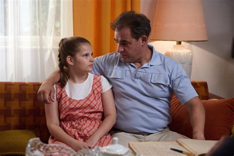 Ilustrácia snúbencov pred oltárom