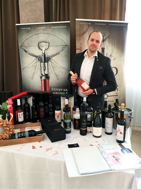 Svadobný stôl s fľašami vína označenými etiketami