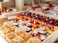 Svadobný candy bar s rôznymi dezertmi