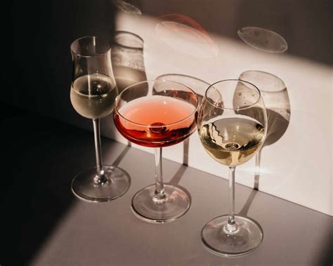 Rôzne farby vína v pohároch