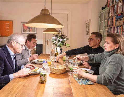 Ilustrácia znázorňujúca skupinu ľudí pri stole, kde jeden človek drží pohár s vodou a ostatní s alkoholom