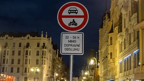 Obrázok s hodinami a symbolom zákazu alkoholu