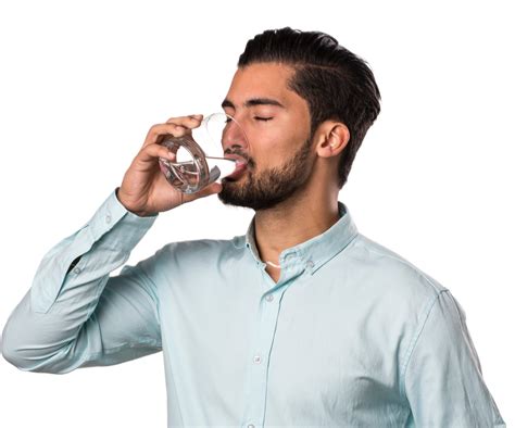 Človek pijúci čistú vodu z pohára