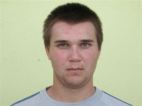 Ilustračná fotografia osoby používajúcej alkohol tester