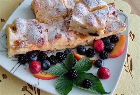 Misky s rôznym bobuľovitým ovocím