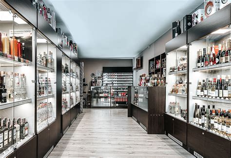 Rôzne druhy alkoholických nápojov v regáloch obchodu