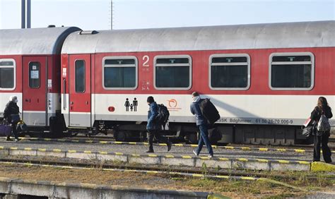 Ilustračná fotografia zastávky vlaku s ľuďmi