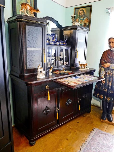 Ilustrácia rôznych predmetov s tajnými priehradkami na alkohol.