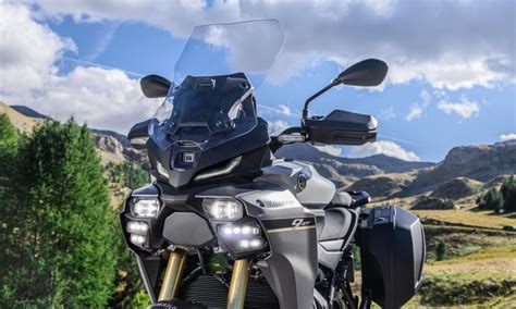 Štýlový motocykel s výrazným polepom