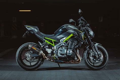 Detailná fotografia odolného polepu na motocykli