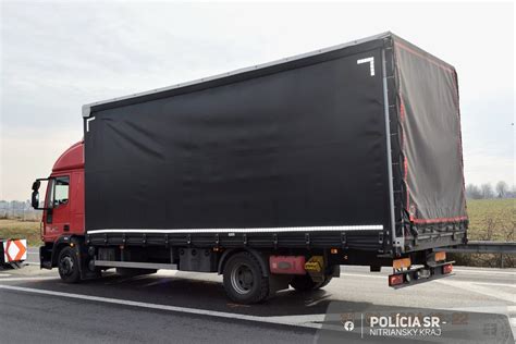 Ilustrácia nákladného vozidla AVIA naloženého uhlím